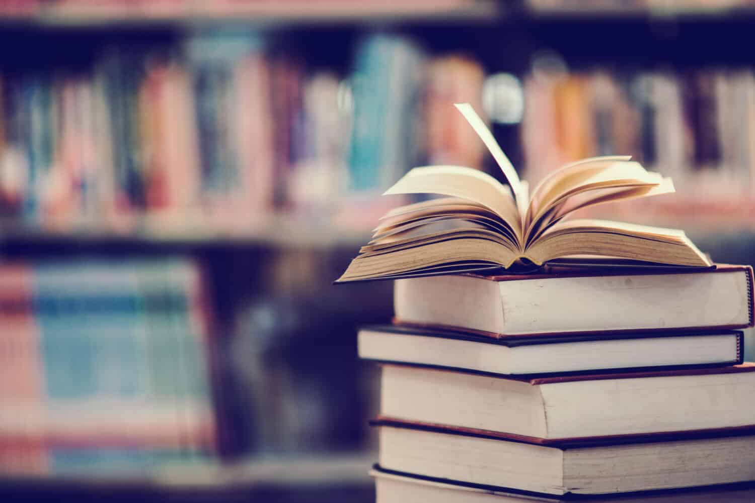 Prenota in biblioteca con libro di testo aperto, concetto di apprendimento educativo