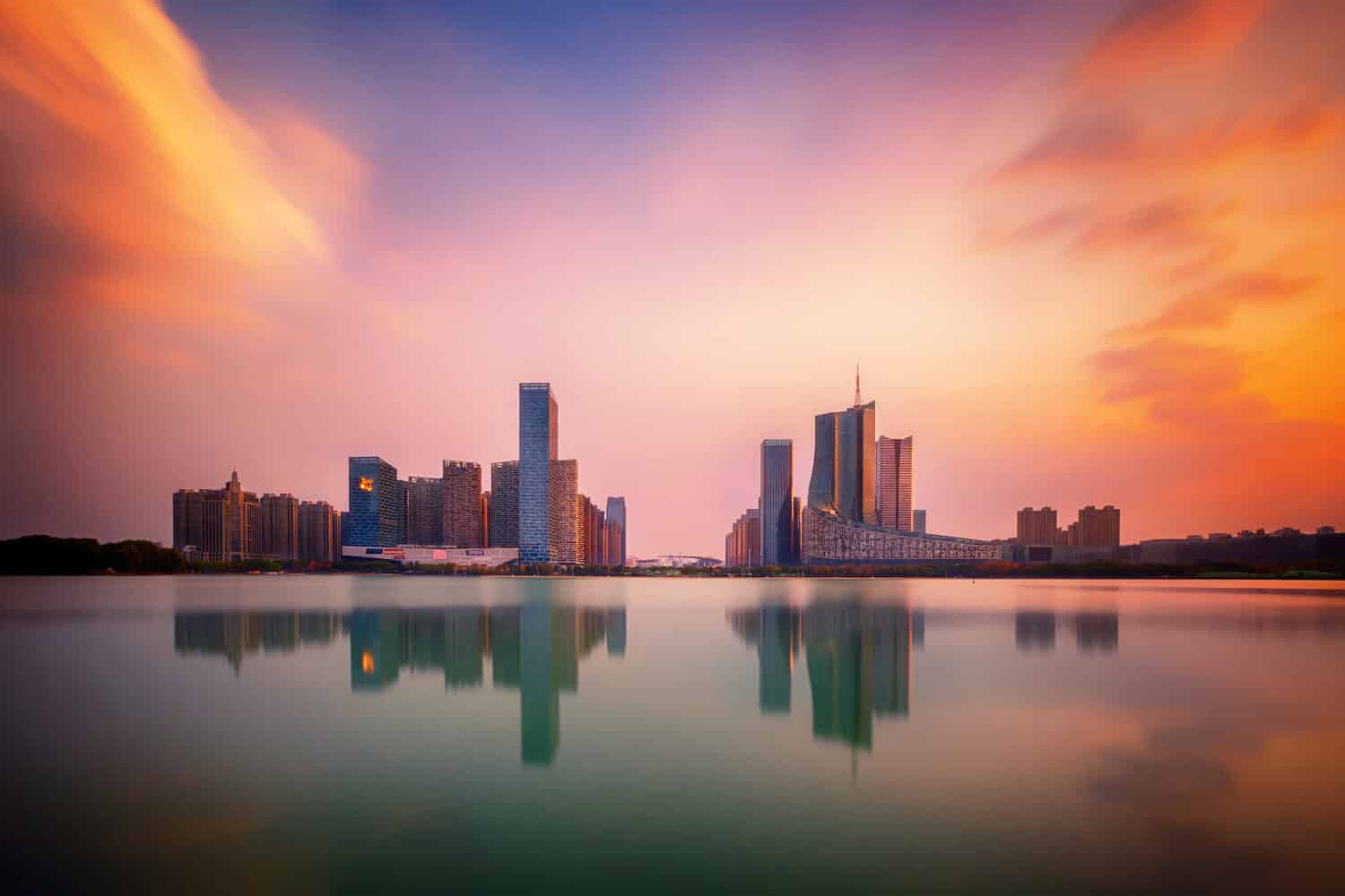 Tramonto sul quartiere degli affari finanziari del Lago dei Cigni, città di Hefei, provincia di Anhui, Cina