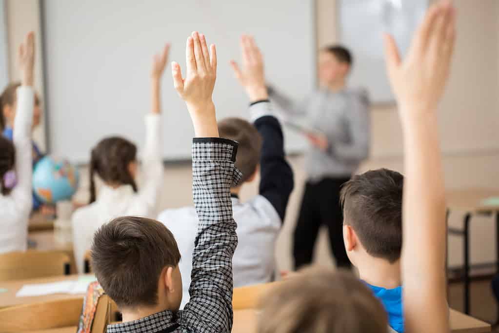 Scolari in classe durante la lezione.