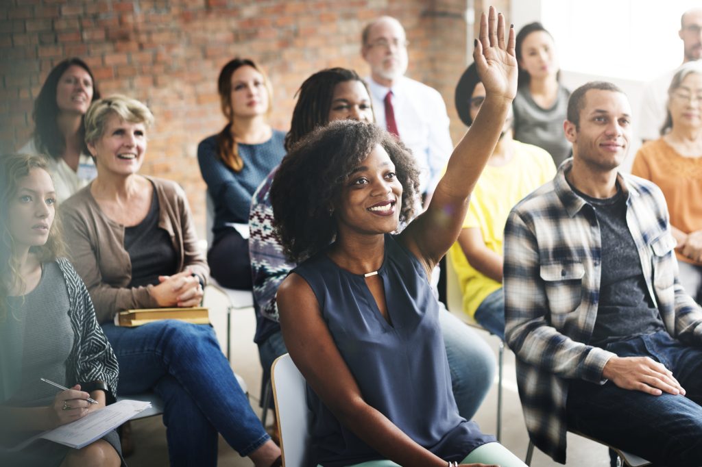 Un gruppo di pubblico eterogeneo in una riunione