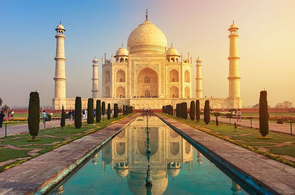 Il Taj Mahal è un mausoleo di marmo bianco avorio sulla riva sud del fiume Yamuna nella città indiana di Agra, nell'Uttar Pradesh.