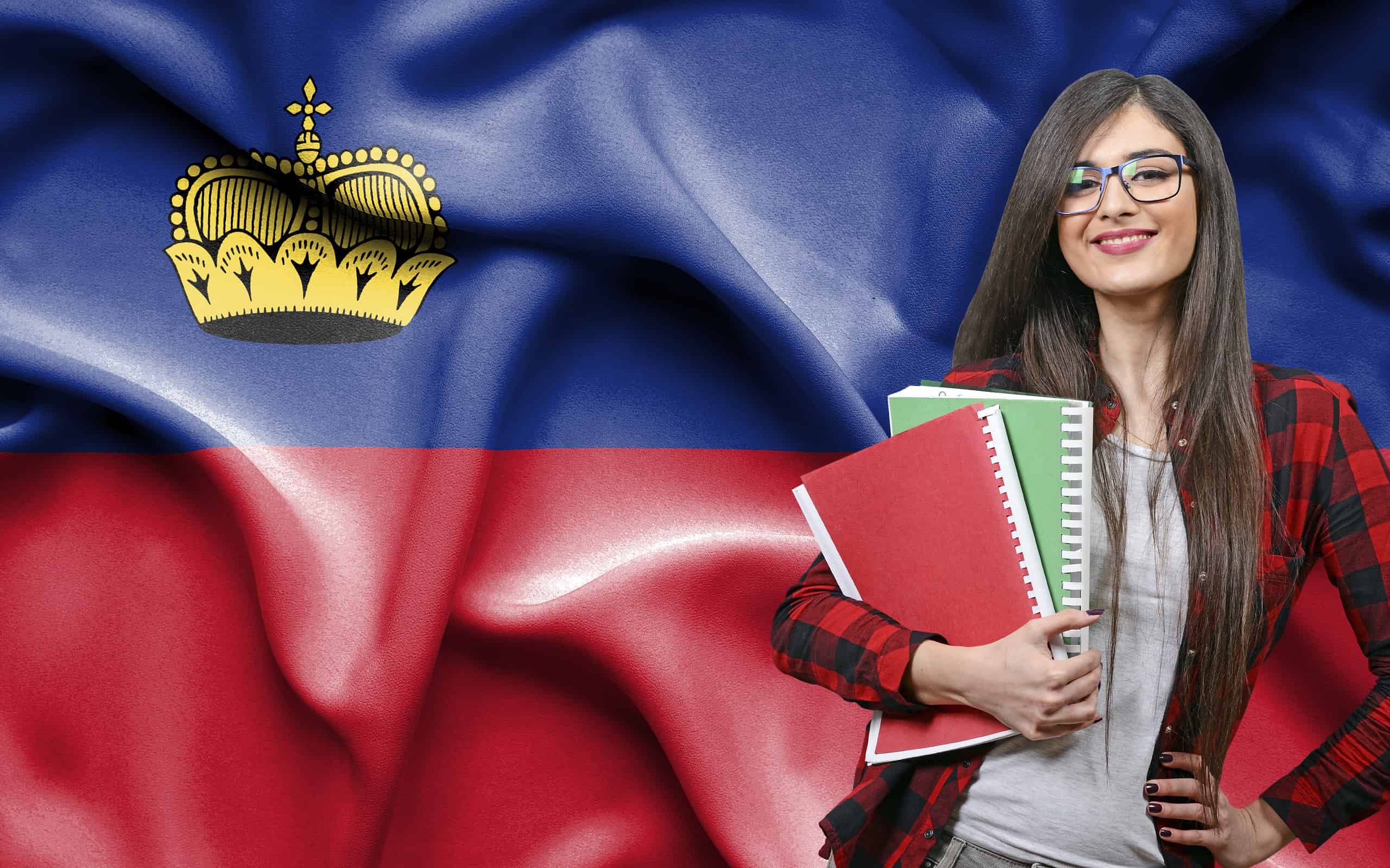 Libri felici della tenuta della studentessa contro la bandiera nazionale del Liechtenstein