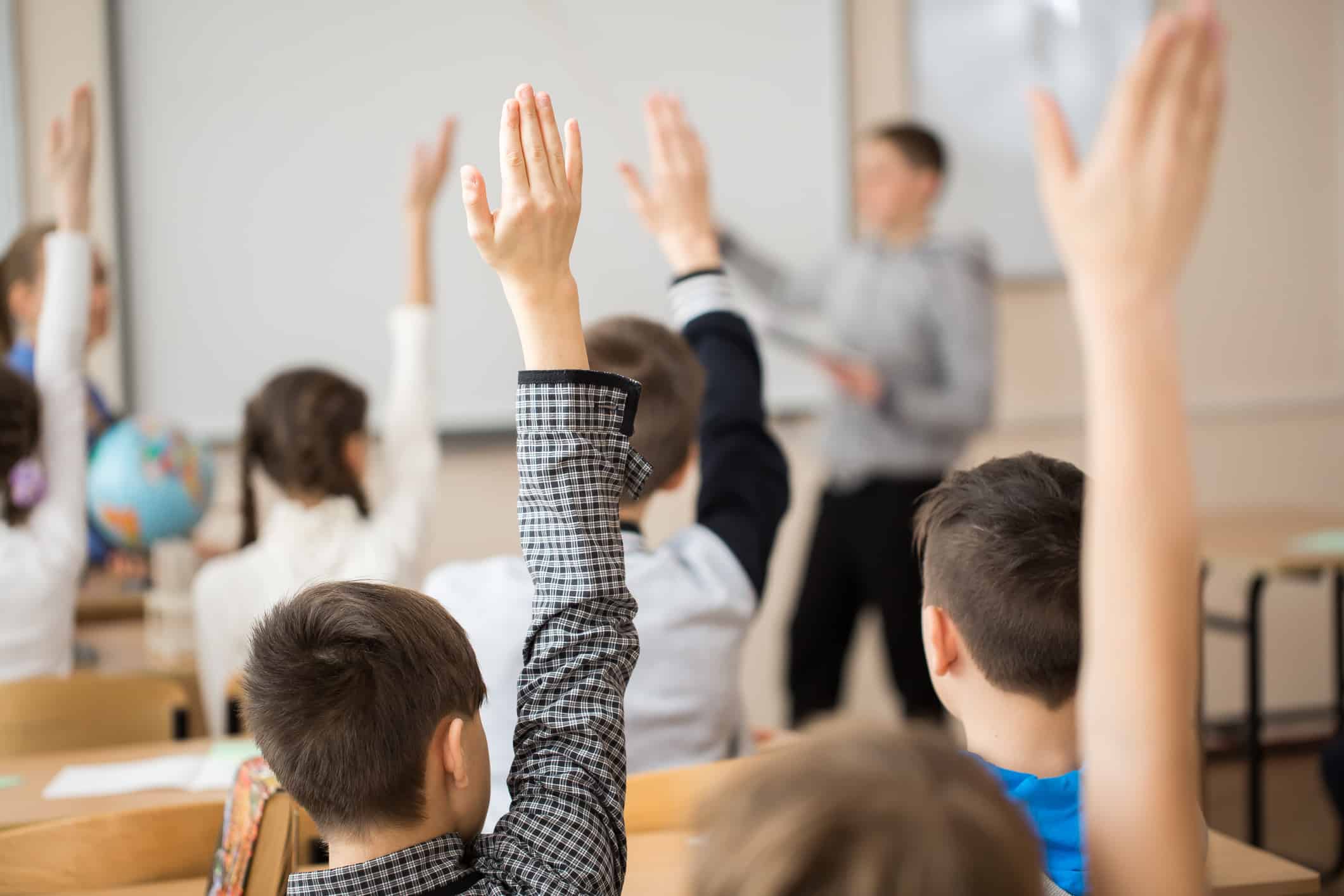 Scolari in classe durante la lezione.