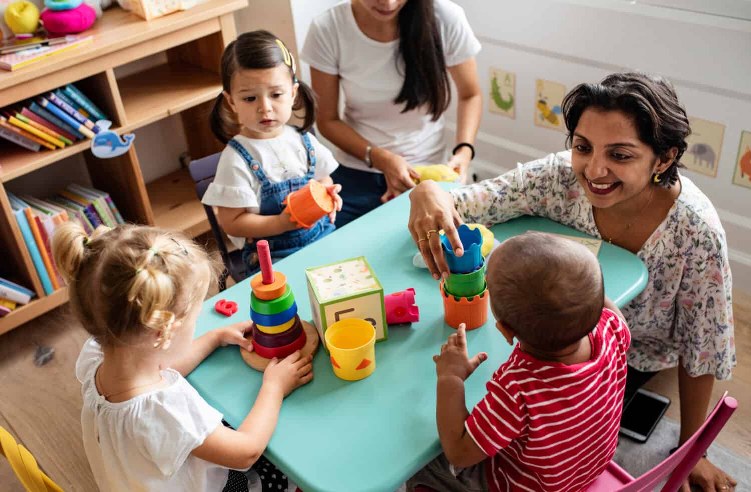 Bambini dell'asilo che giocano con l'insegnante in classe