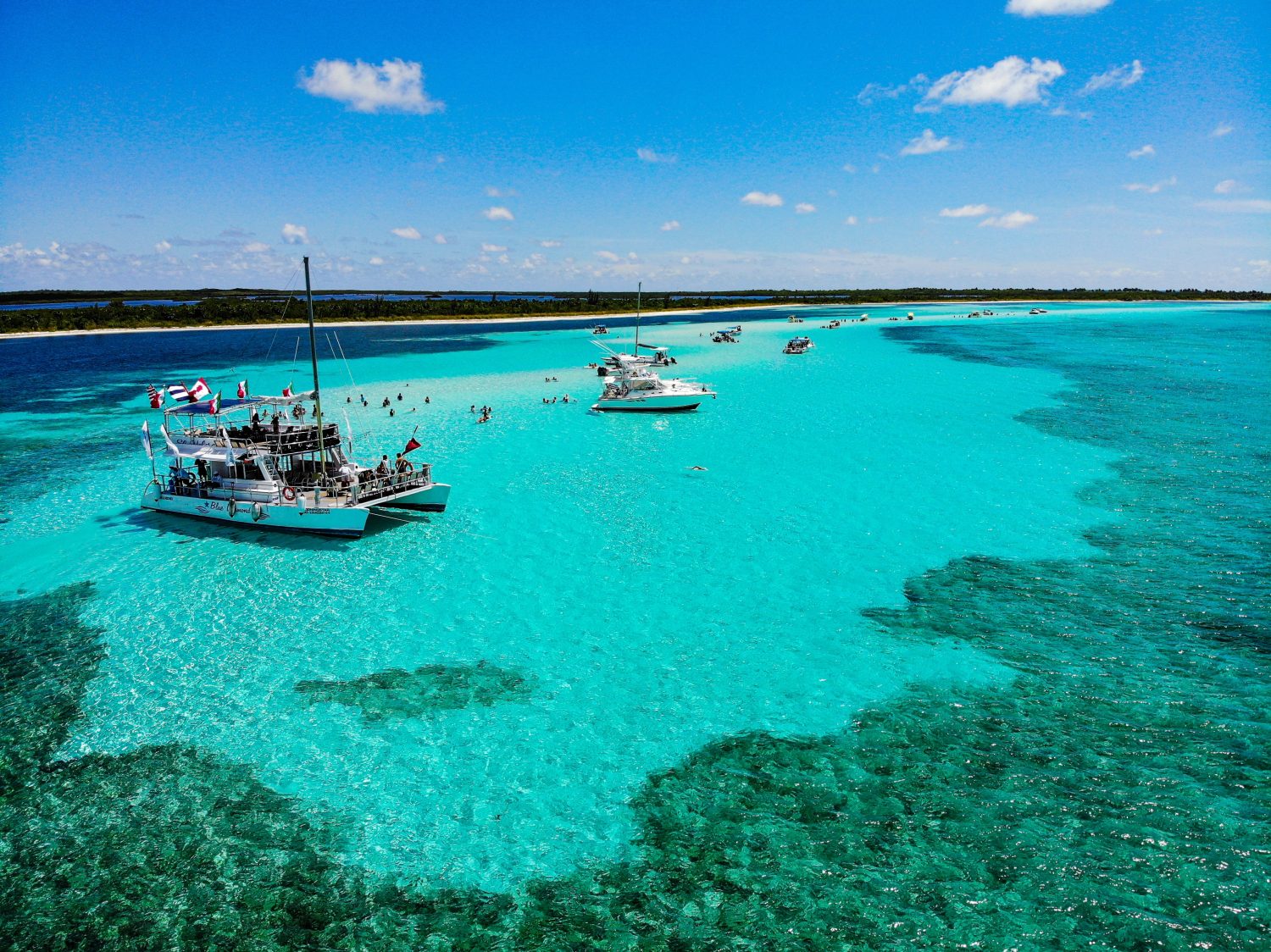 Catamarano nella spiaggia paradisiaca dell'isola di Cozumel