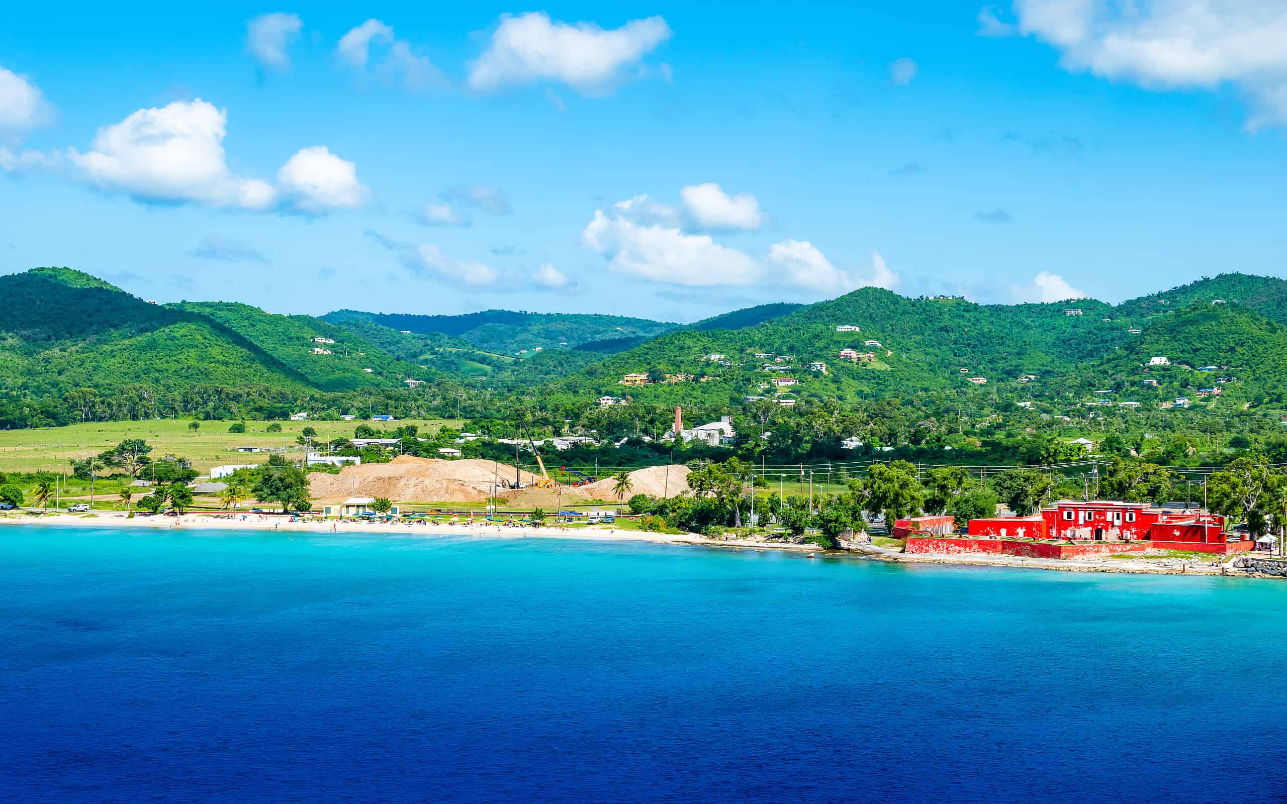 Paesaggio di Frederiksted con il vecchio Fort Frederik, Saint Croix, Isole Vergini americane.