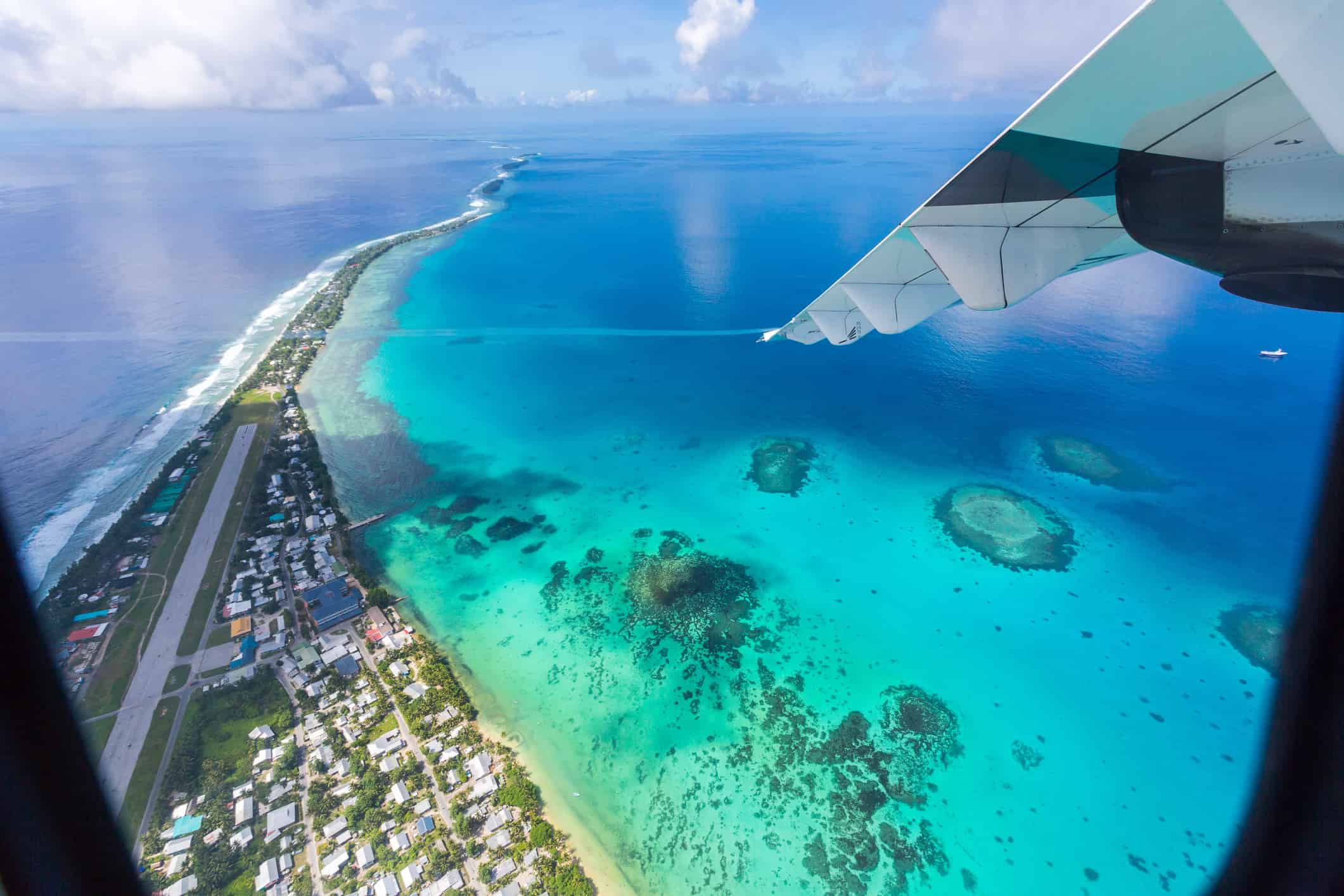 Tuvalu sotto l'ala di un aereo, veduta aerea dell'aeroporto.  Vaiaku, Fongafale motu, atollo Funafuti, Tuvalu, Polinesia, Oceano Pacifico del Sud, Oceania