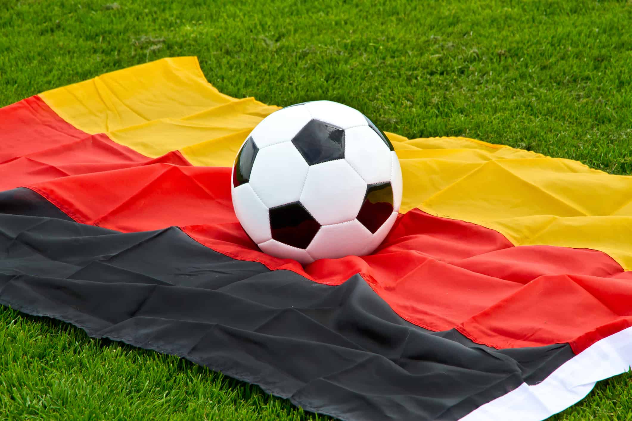 Pallone da calcio su una bandiera tedesca