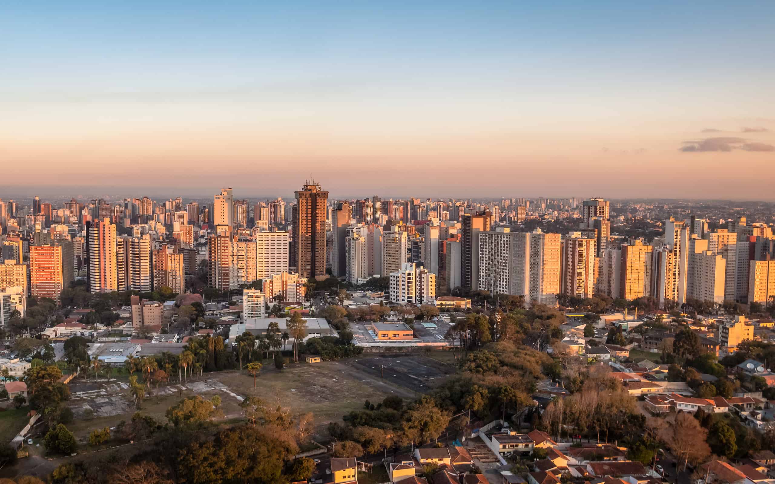 Veduta aerea della città di Curitiba al tramonto - Curitiba, Paranà, Brasile