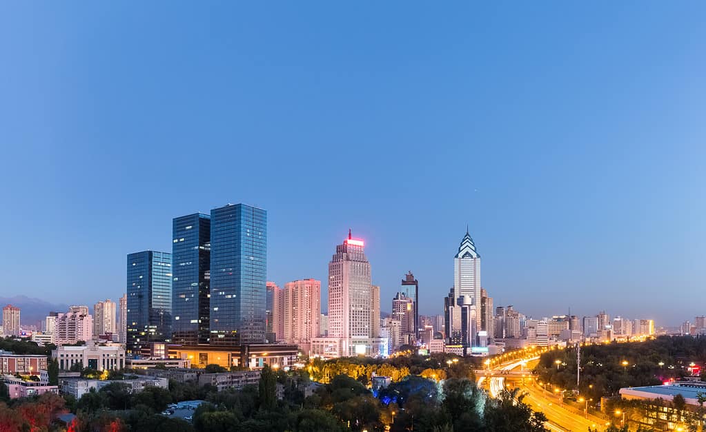 skyline di urumqi al calar della notte