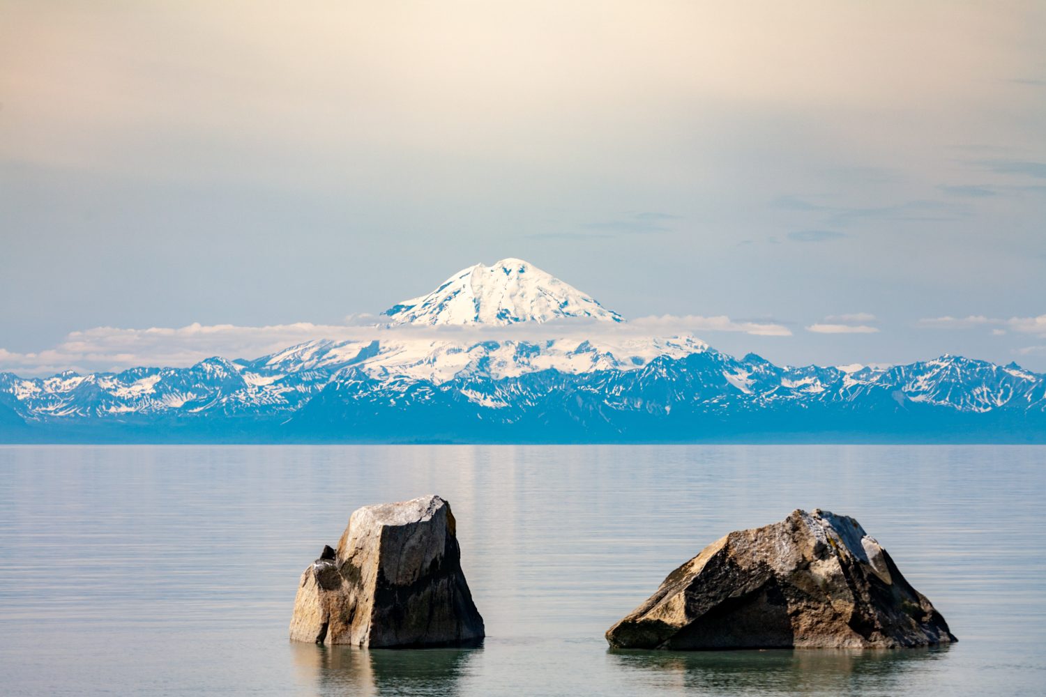 Vulcano attivo Mt Redoubt visto da tutta la Cook Inlet a Clam Gulch, Alaska 