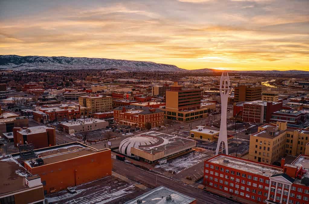 Veduta aerea del centro di Casper, Wyoming al tramonto del giorno di Natale