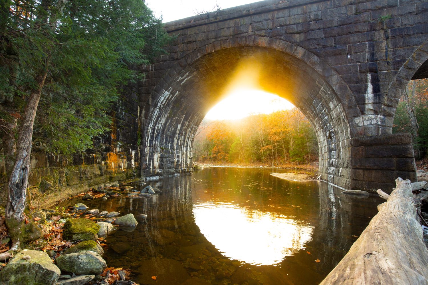Ponte ferroviario ad arco in pietra sul ramo ovest del fiume Westfield, lungo il Keystone Arch Bridges Trail vicino a Chester, Massachusetts, nel tardo autunno.