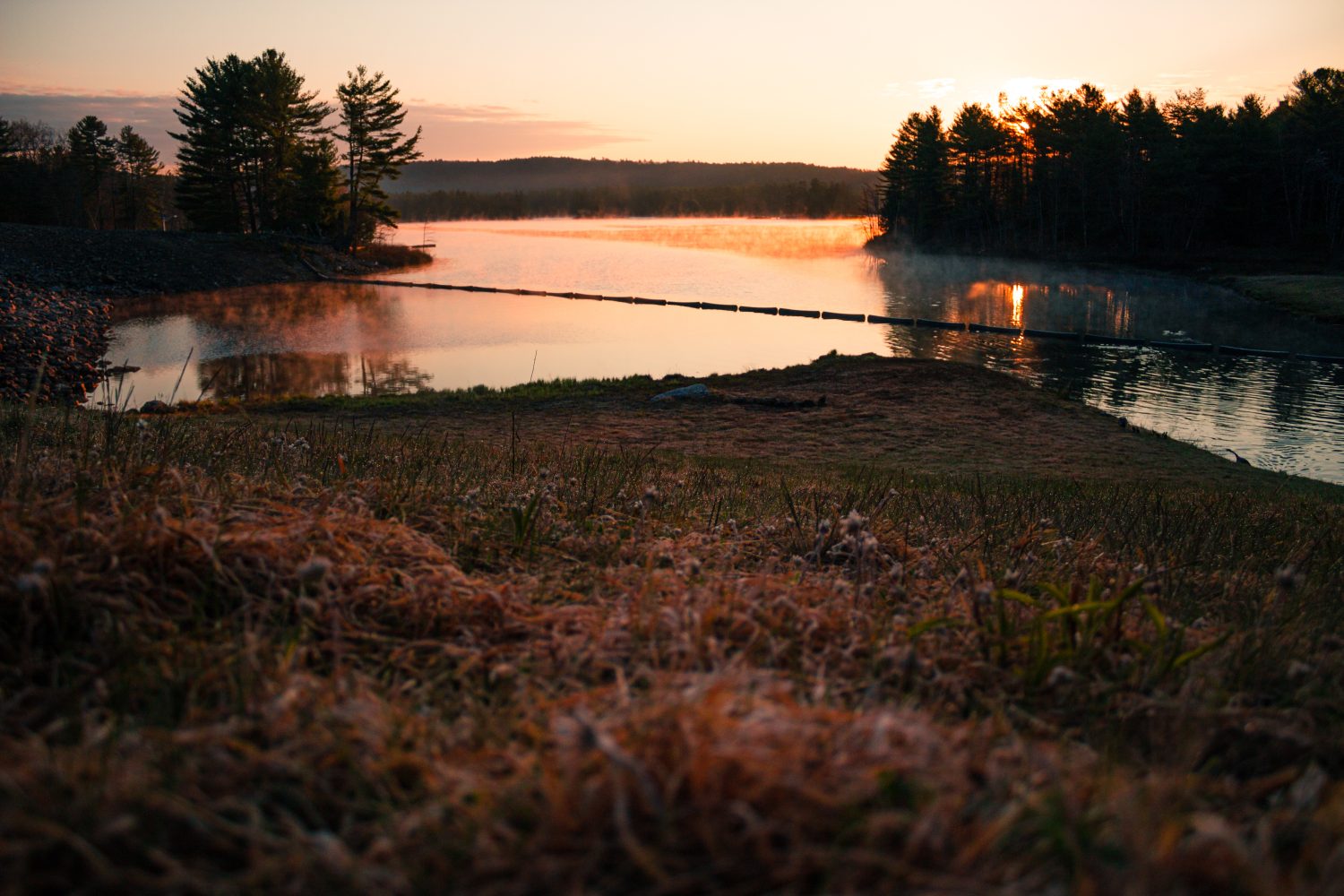 Guardare il sole sorgere sul lago Tully a Royalston Massachusetts