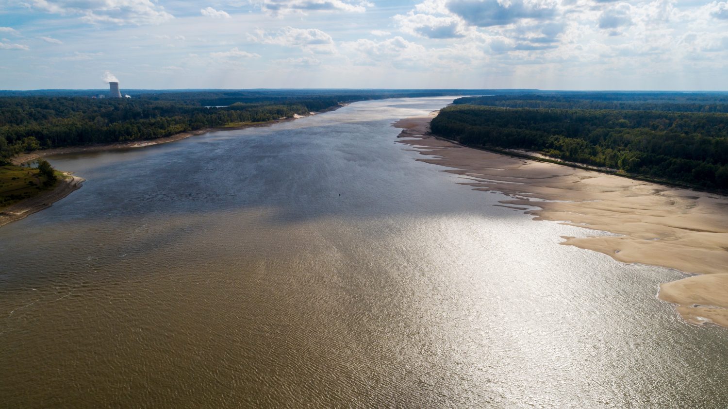 Vista dal drone guardando a valle sul fiume Mississippi vicino al Grand Gulf, Mississippi.  L'acqua bassa sul fiume ha esposto un banco di sabbia sulla sponda destra discendente.  Il livello dell'acqua più basso degli ultimi 30 anni.