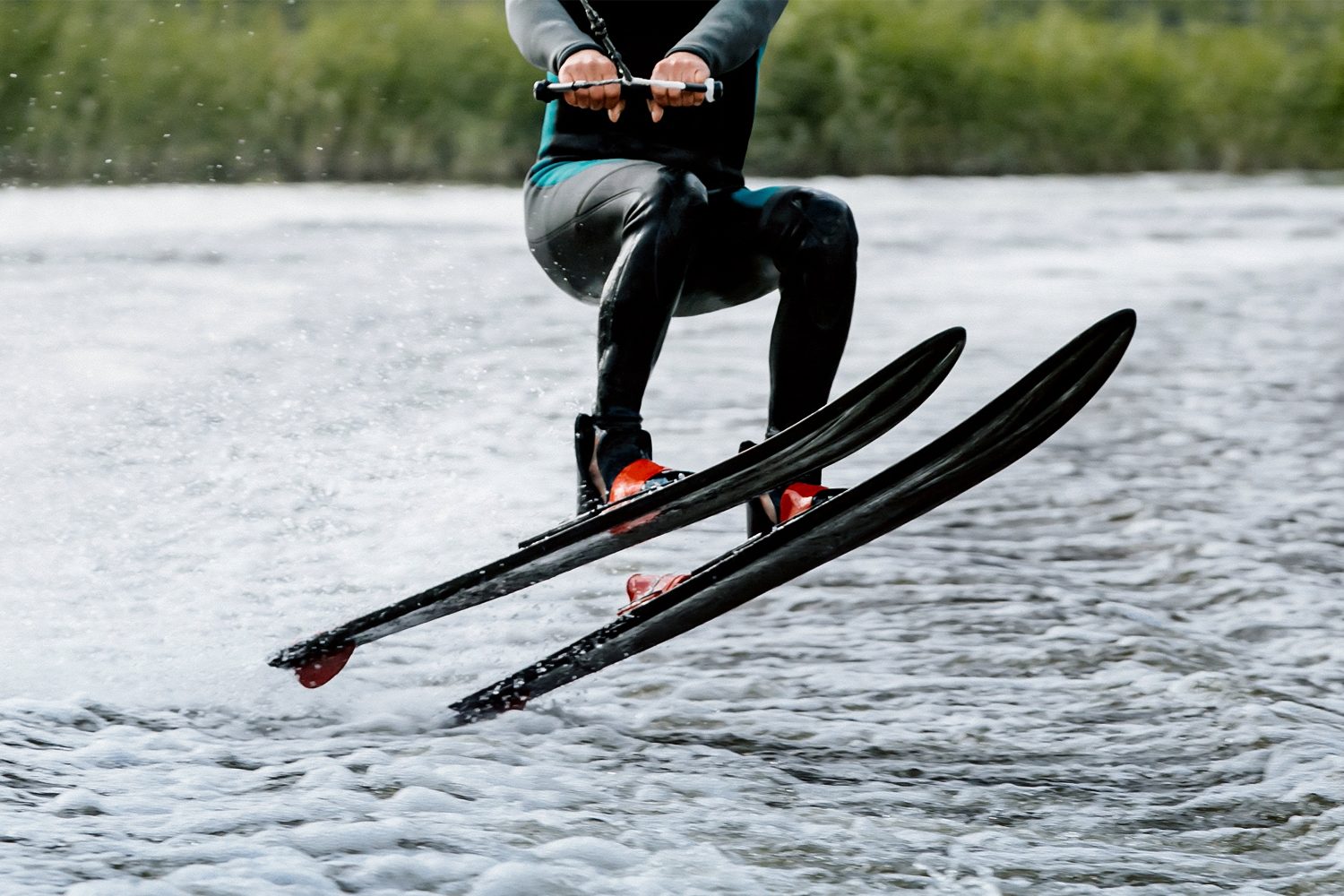 l'atleta salta lo sci nautico dietro la barca a motore sul lago, sport acquatici estivi estremi