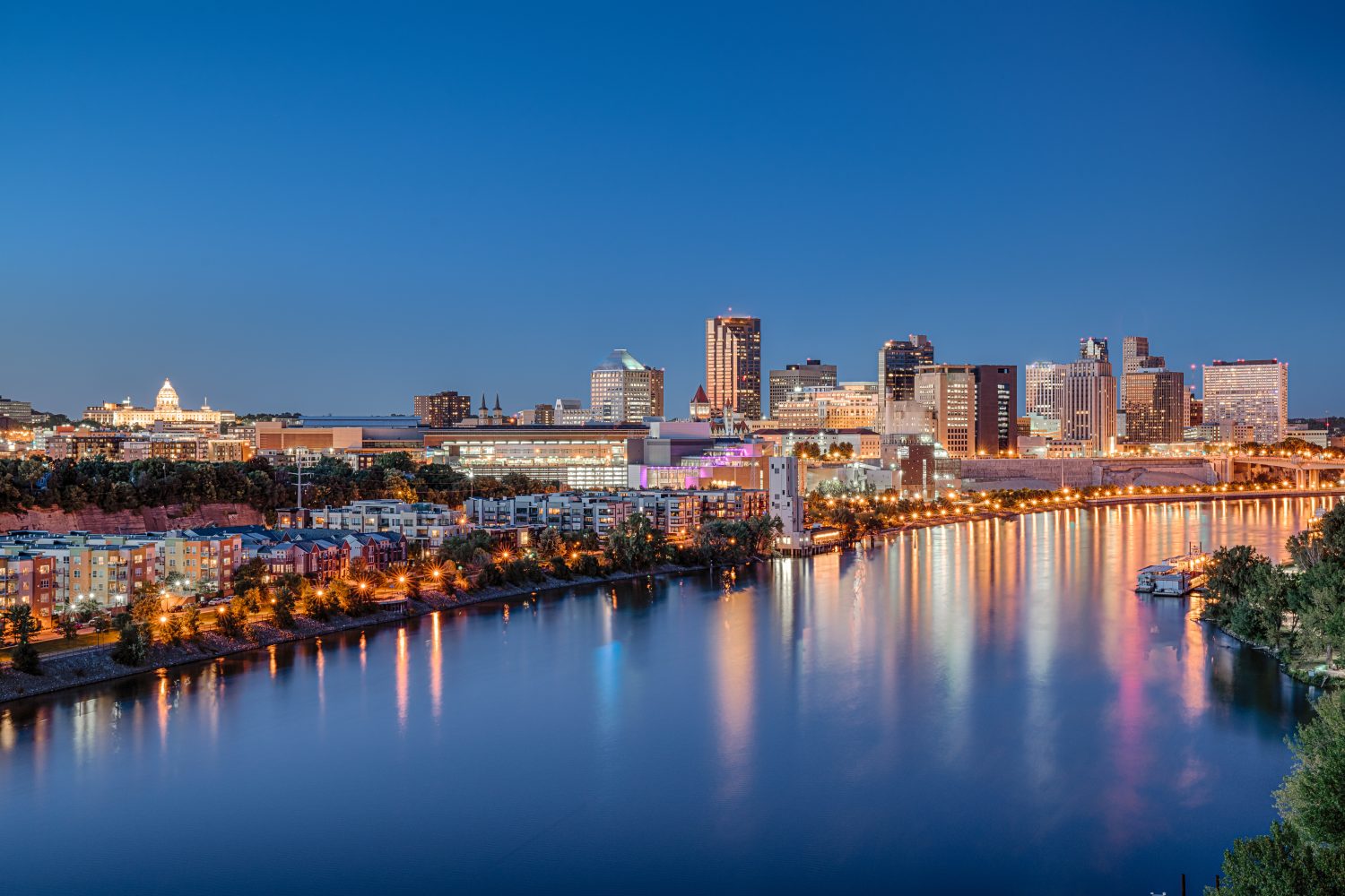 St. Paul, Minnesota skyline notturno lungo il fiume Mississippi