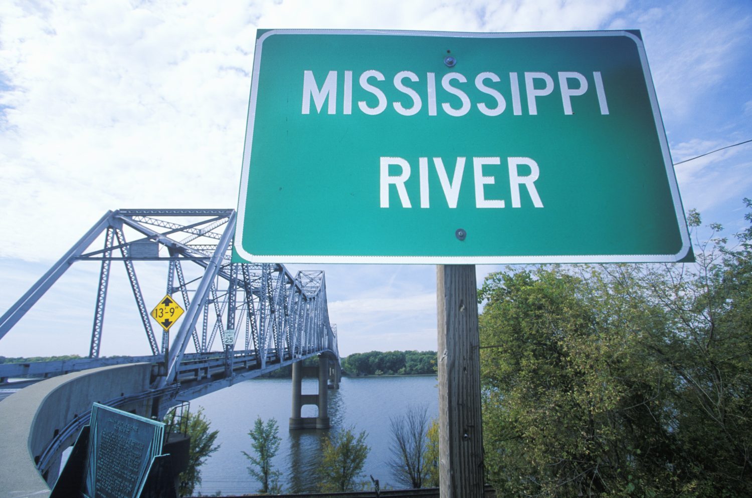Segno del fiume Mississippi davanti ad un ponte di travatura reticolare