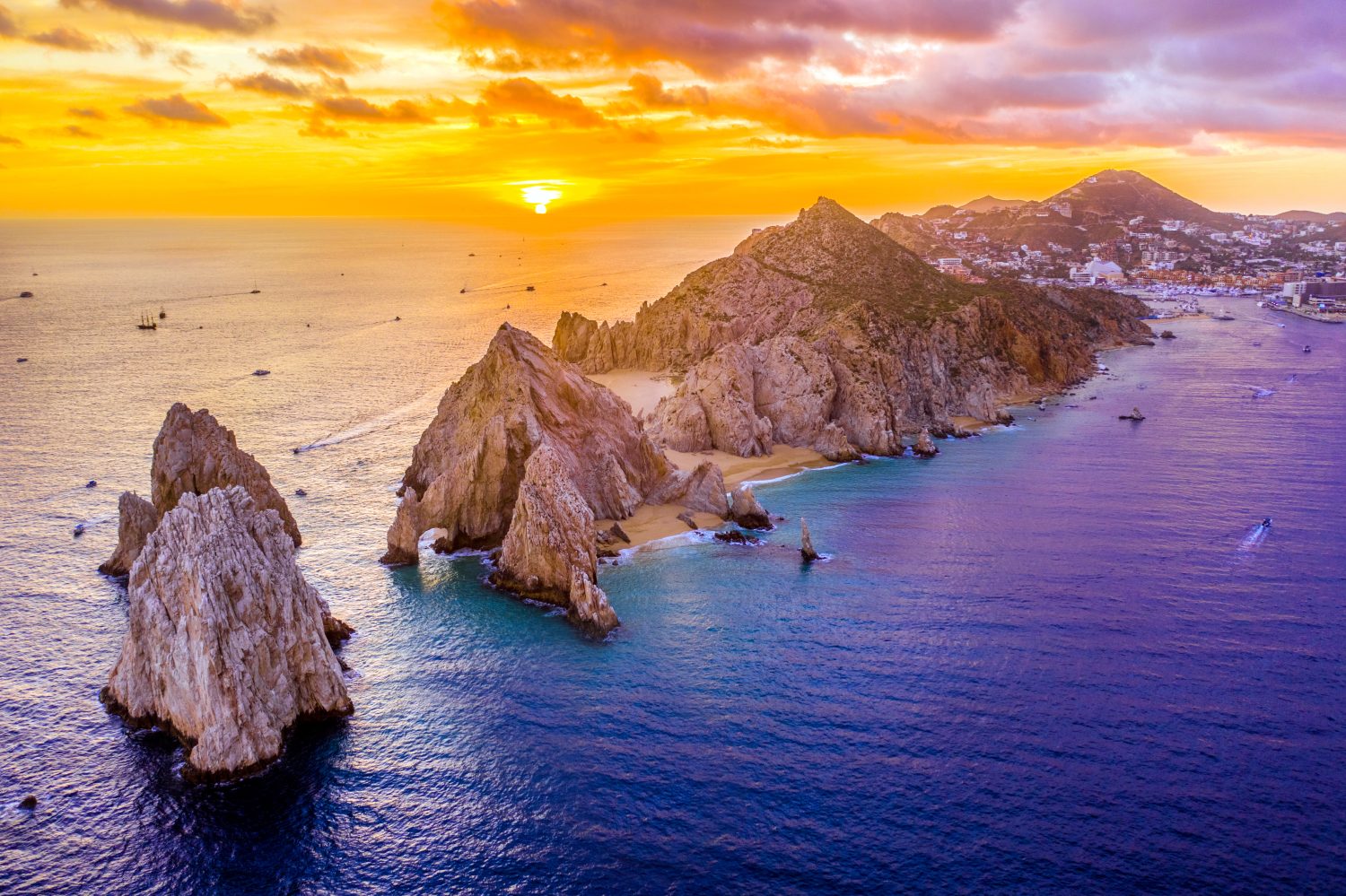 Veduta aerea di Land's End, Cabo San Lucas, Messico al tramonto, Baja California Sur, con il porto turistico di Cabo San Lucas sullo sfondo