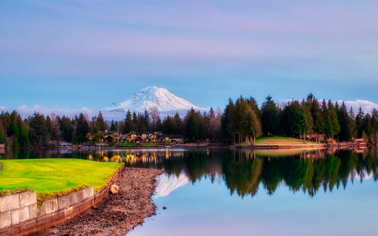 Il Monte Rainier dal Lago Tapps