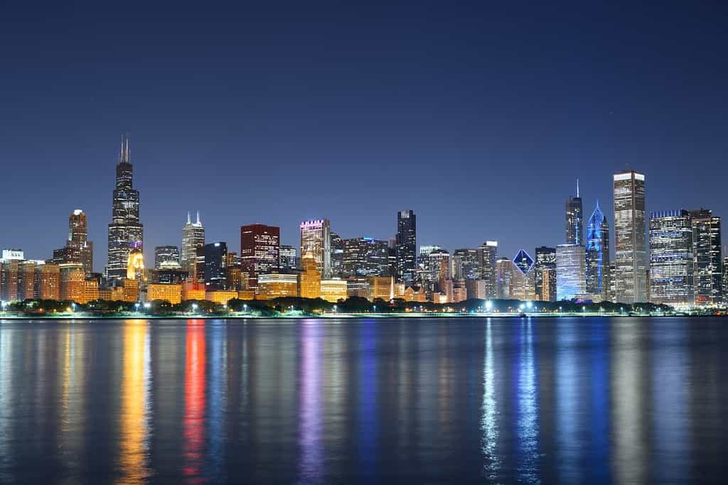 Chicago, Illinois, Stati Uniti d'America skyline del centro dal Lago Michigan al crepuscolo.
