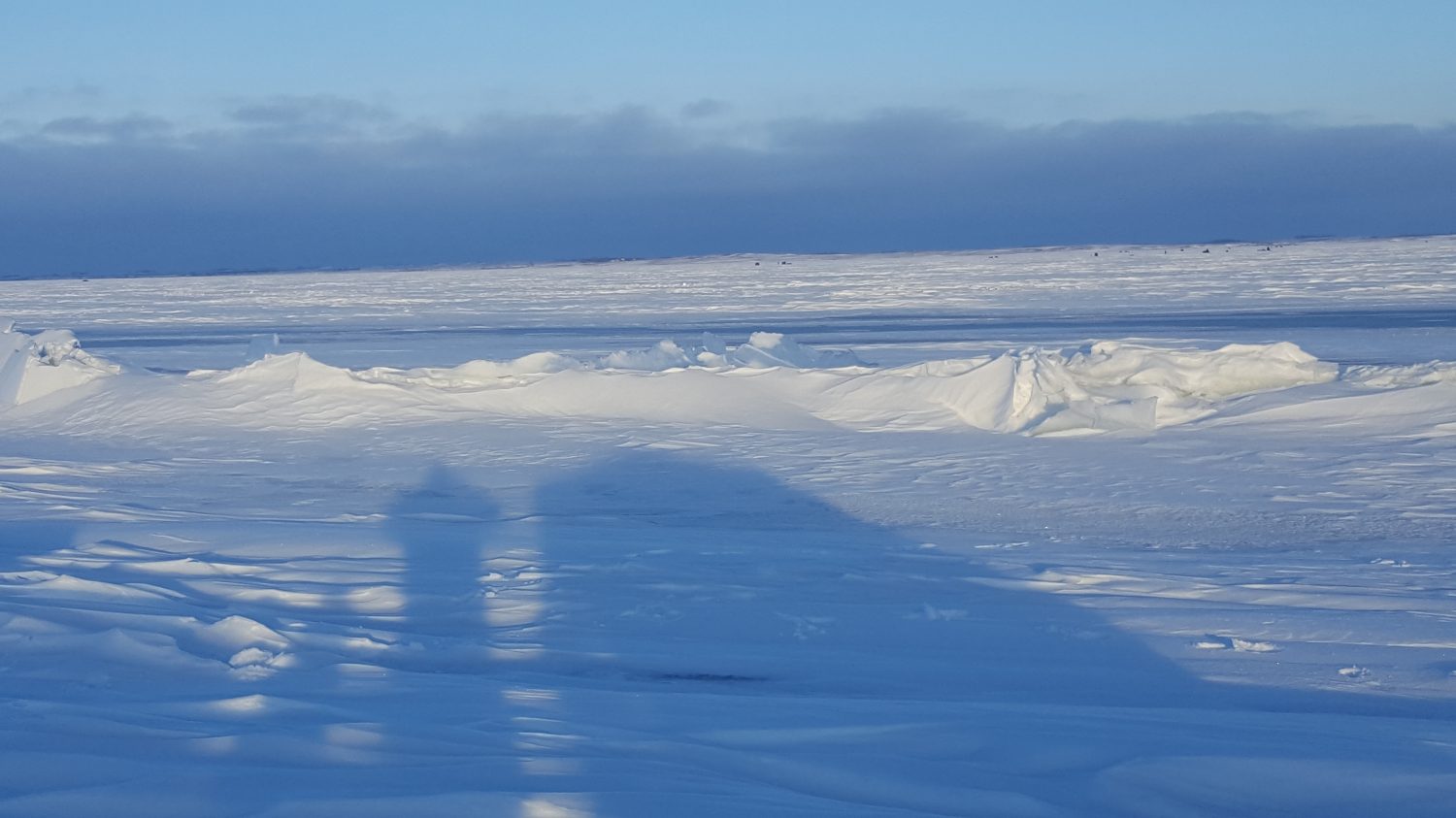 Sollevamento del ghiaccio sul lago amaro Waubay, South Dakota 