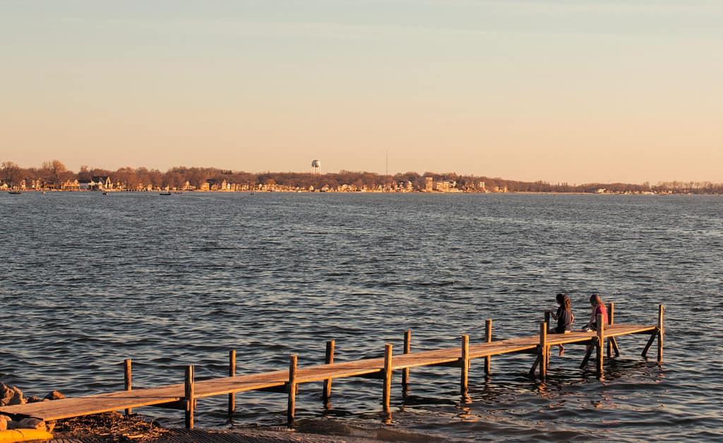 Clear Lake Iowa, due bambini seduti sul molo