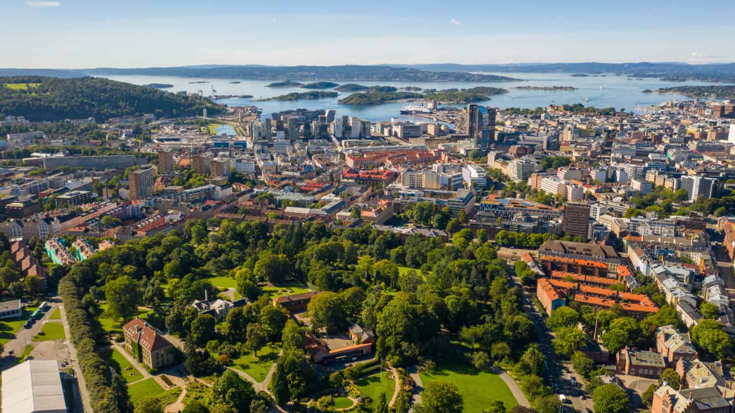 Oslo, Norvegia.  Bellissima foto panoramica aerea dal drone volante per il centro di Oslo.  Sullo sfondo del mare, delle montagne e del cielo azzurro in una soleggiata giornata estiva.  (Serie)