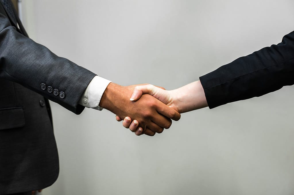 Quando due persone raggiungono un accordo su un argomento specifico, si stringono la mano.  Per quanto riguarda il tema del reclutamento, quando si ha deciso chi si vuole reclutare, si può stringergli la mano.