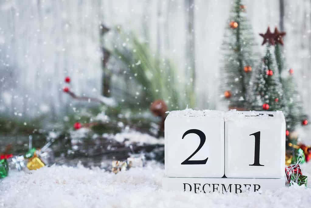 Solstizio d'inverno.  Blocchi calendario in legno bianco con la data del 21 dicembre.