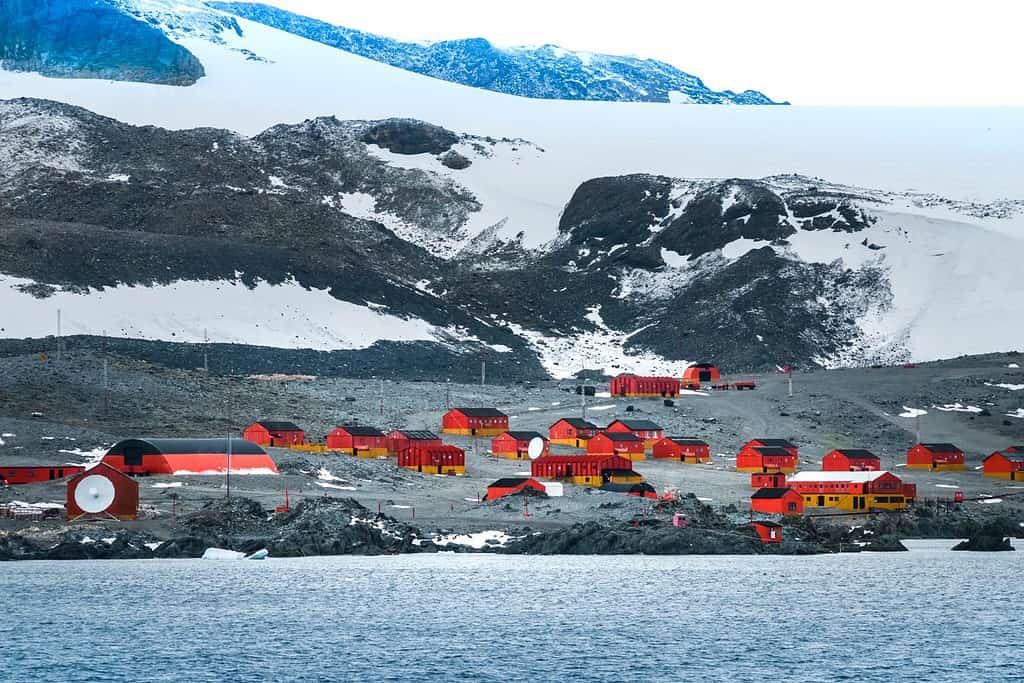 Nessun essere umano ha una casa permanente in Antartide, ma migliaia di persone vi vivono temporaneamente ogni anno.