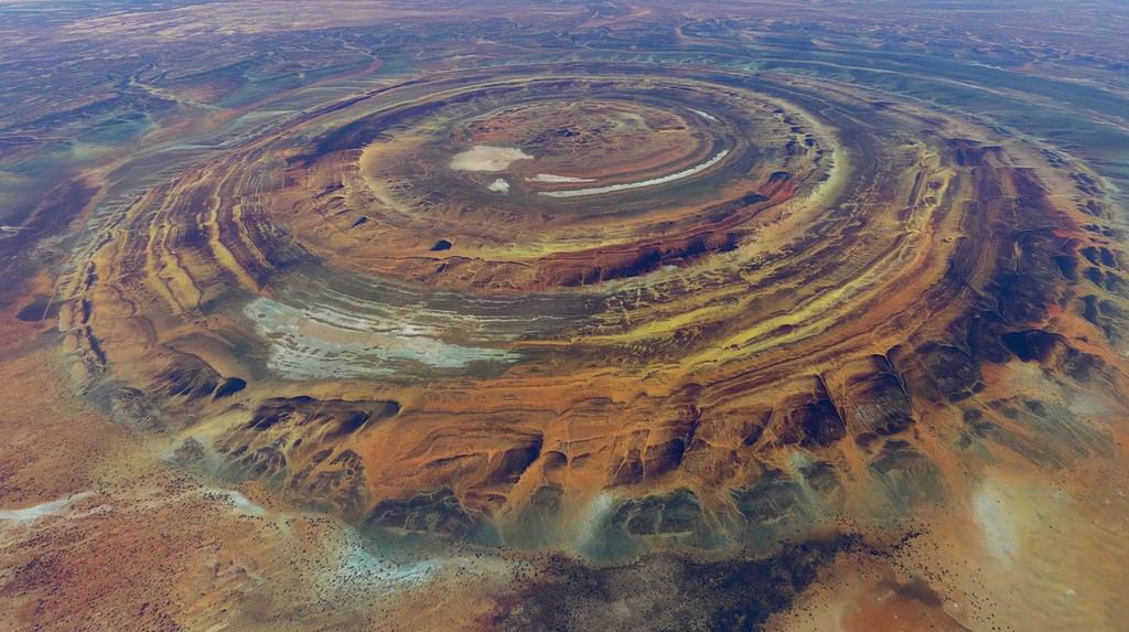 Veduta aerea della struttura di Richat chiamata anche Guelb er Richât in arabo Qalb ar-Rīšāt è una caratteristica geologica nell'altopiano di Adrar nel Sahara, Mauritania centro-occidentale, Africa nordoccidentale, screenshot dell'animazione