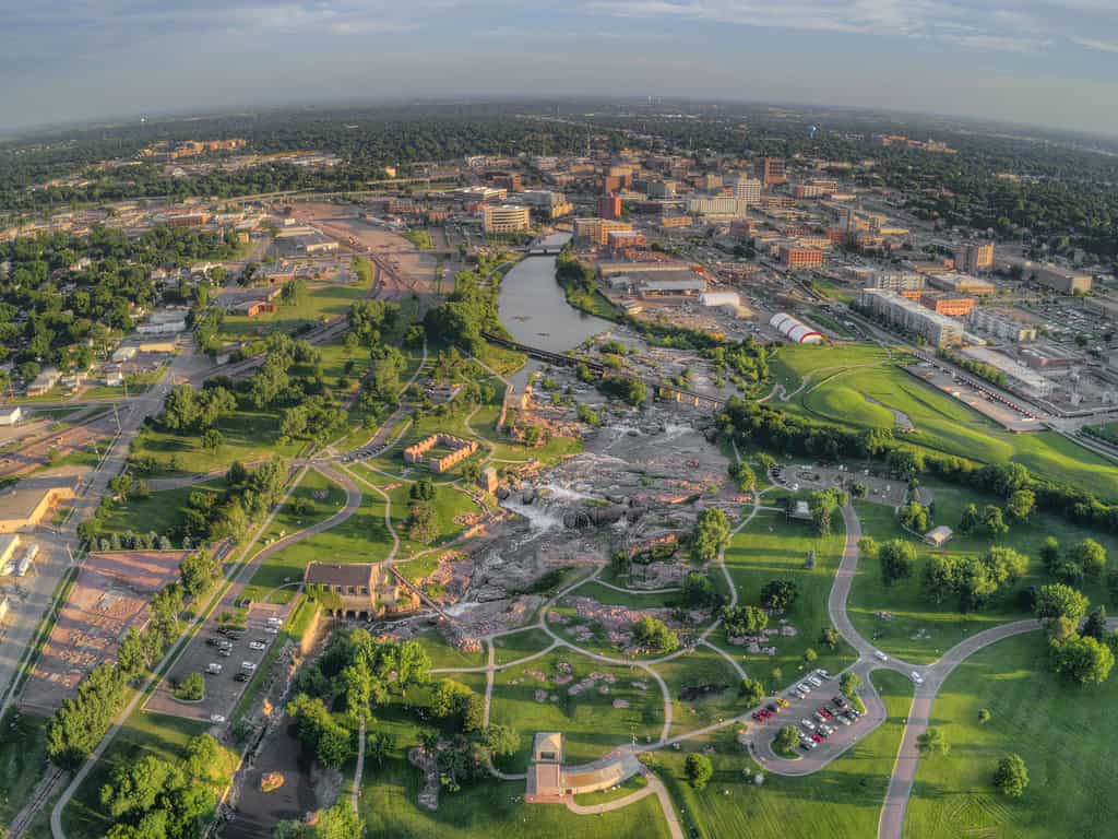 Veduta aerea estiva di Sioux Falls, la città più grande dello stato del South Dakota