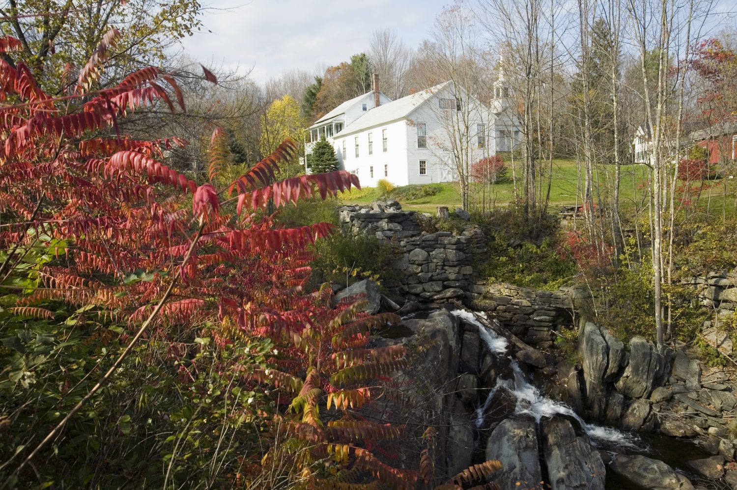 Caduta dell'acqua e colore autunnale vicino a Worthington, Massachusetts, Nuova Inghilterra