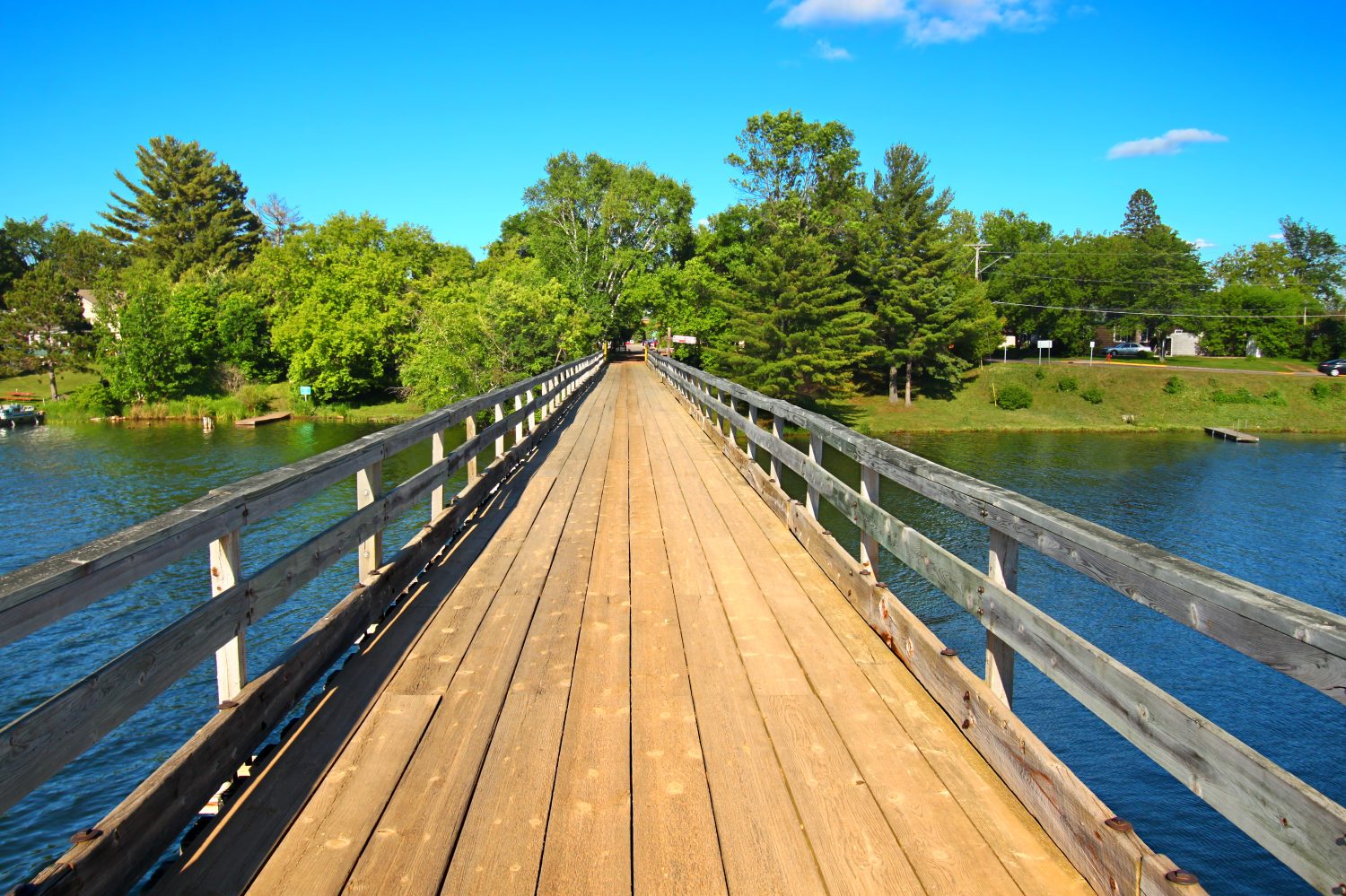 Cavalletto in legno rustico attraverso il Bearskin State Trail a Minocqua Wisconsin