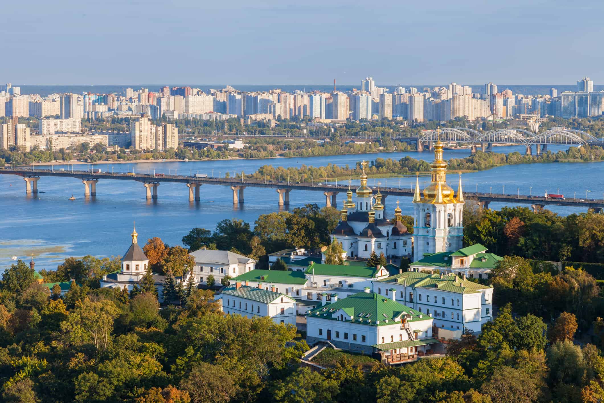 Vista di Kiev Pechersk Lavra e del fiume Dnepr.  Kiev, Ucraina.
