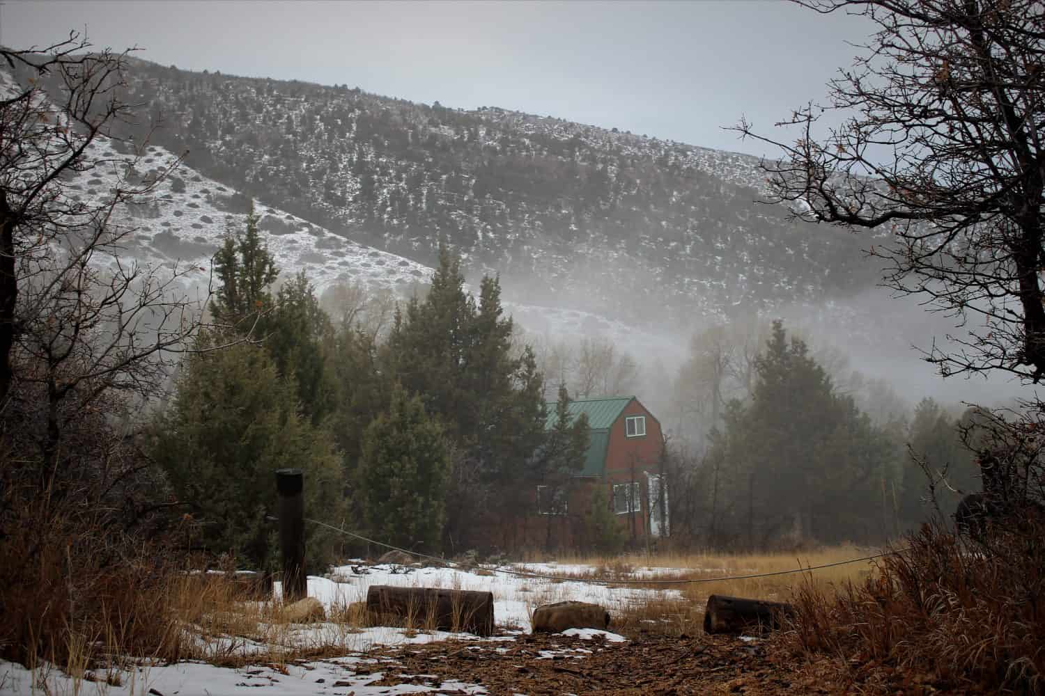 Baita nel bosco in una fredda giornata invernale.  Ripreso l'Ephraim Canyon nello Utah centrale. 