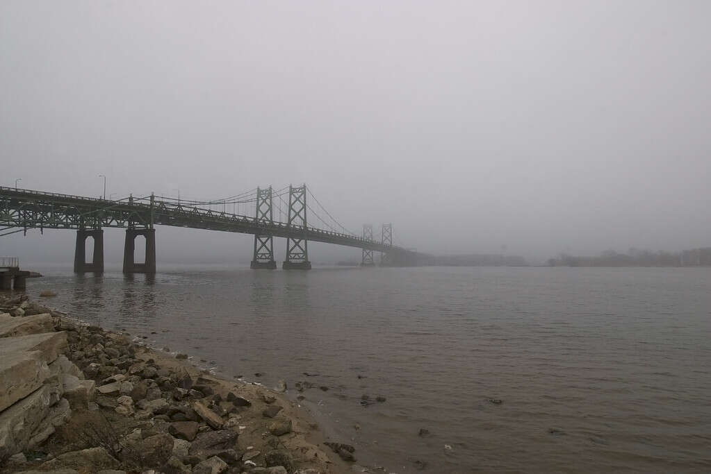 Ponte nebbioso che attraversa il fiume Mississippi alle Quad Cities