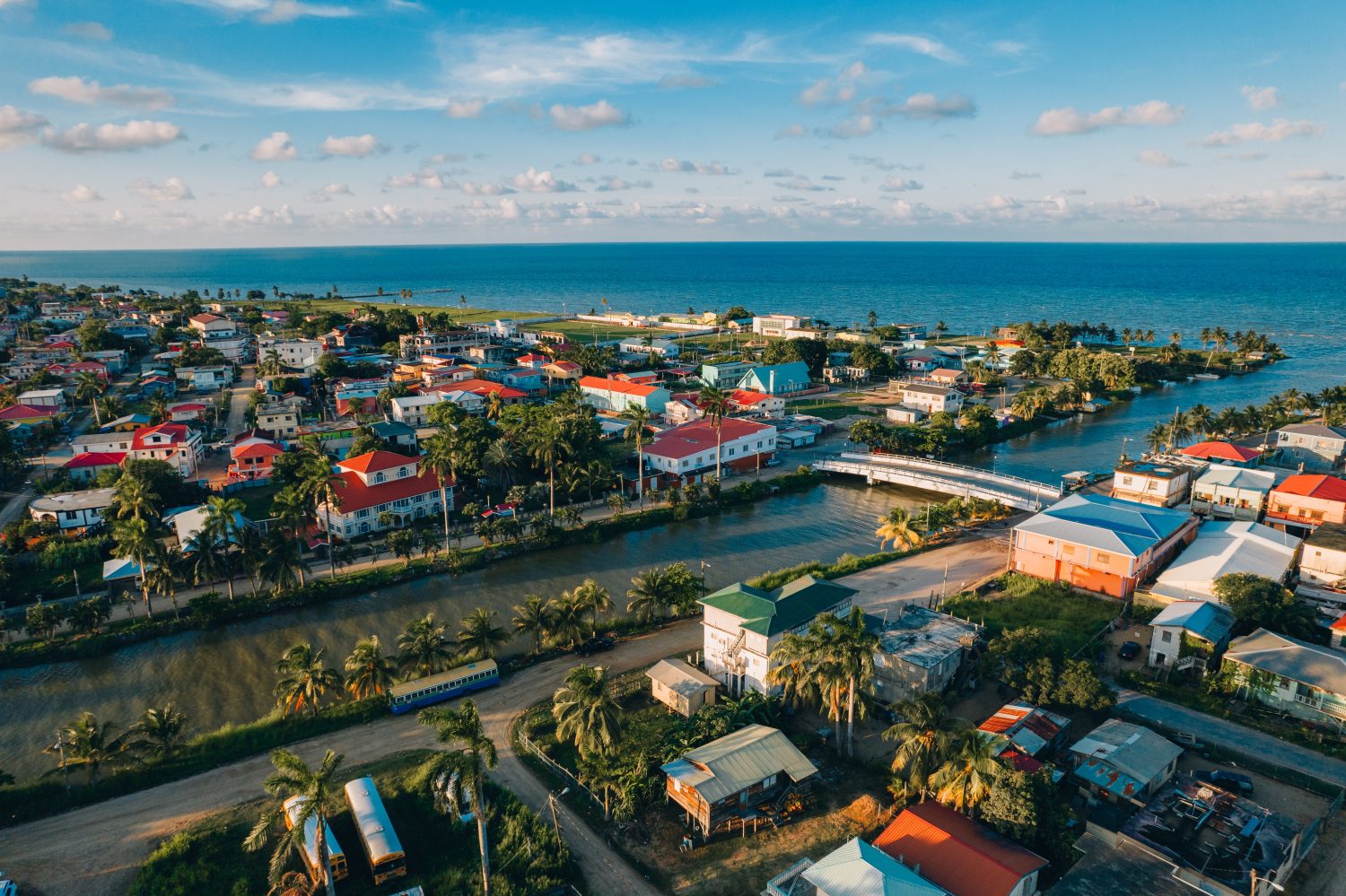 Foto aeree della città costiera di Garifuna, Dangriga, Stann Creek, Belize. 