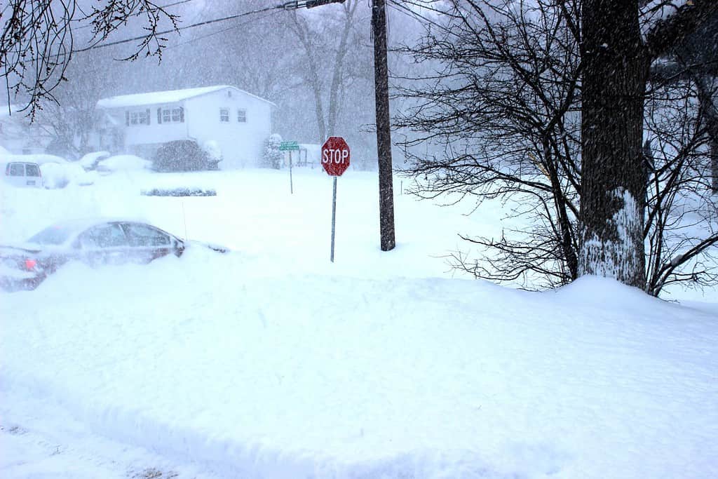 Il segnale di stop rosso all'incrocio dice tutto.  Metti fine a questa follia da tempesta di neve invernale e pasquale.