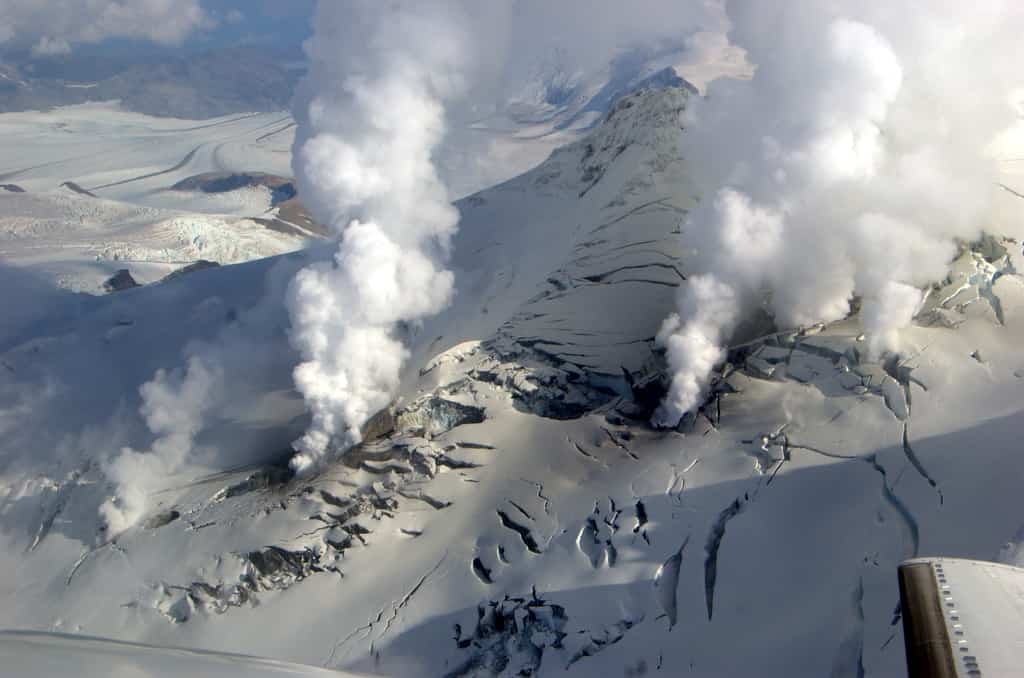 Fourpeaked Mountain, noto anche come Fourpeaked Volcano, è uno stratovulcano attivo situato nello stato americano dell'Alaska all'interno del Katmai National Park & ​​Preserve.