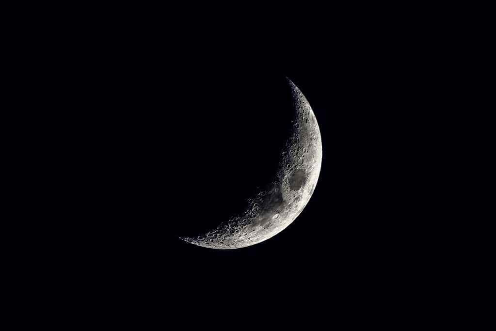 luna nuova in un cielo nero in dettaglio