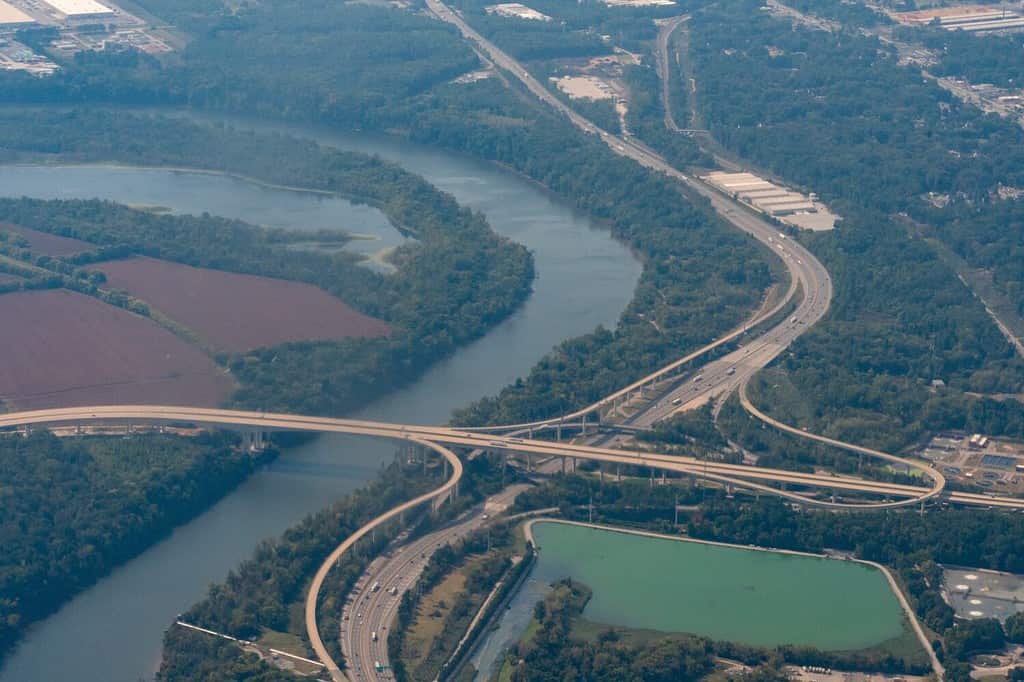 Richmond, Virginia, Stati Uniti - Veduta aerea del fiume James, della I-95 e del ponte dei veterani del Vietnam sulla Pocahontas Parkway I-895 nella contea di Chesterfield a sud di Richmond.
