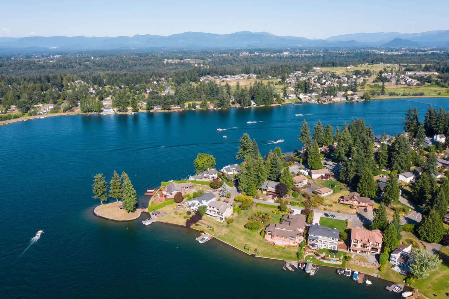 Stati Uniti d'America, nello Stato di Washington, Lago Tapps.  Case sul lungomare e barca nel lago.
