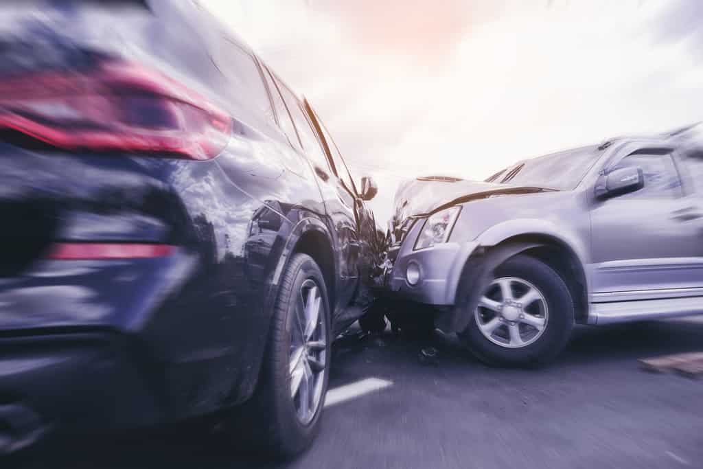 Incidente stradale pericoloso incidente stradale.  Un'auto SUV si schianta accanto a un'altra sulla strada con sfocatura dello zoom veloce.