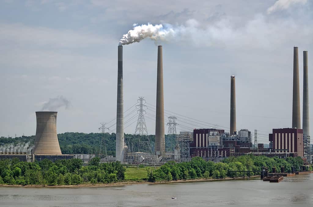 Una centrale a carbone sul fiume Ohio vicino a Cincinnati Ohio USA