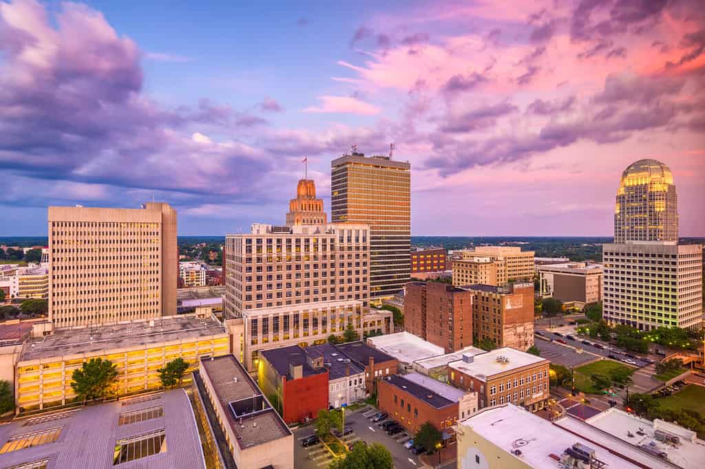 Orizzonte di Winston-Salem, Carolina del Nord, Stati Uniti d'America al crepuscolo.