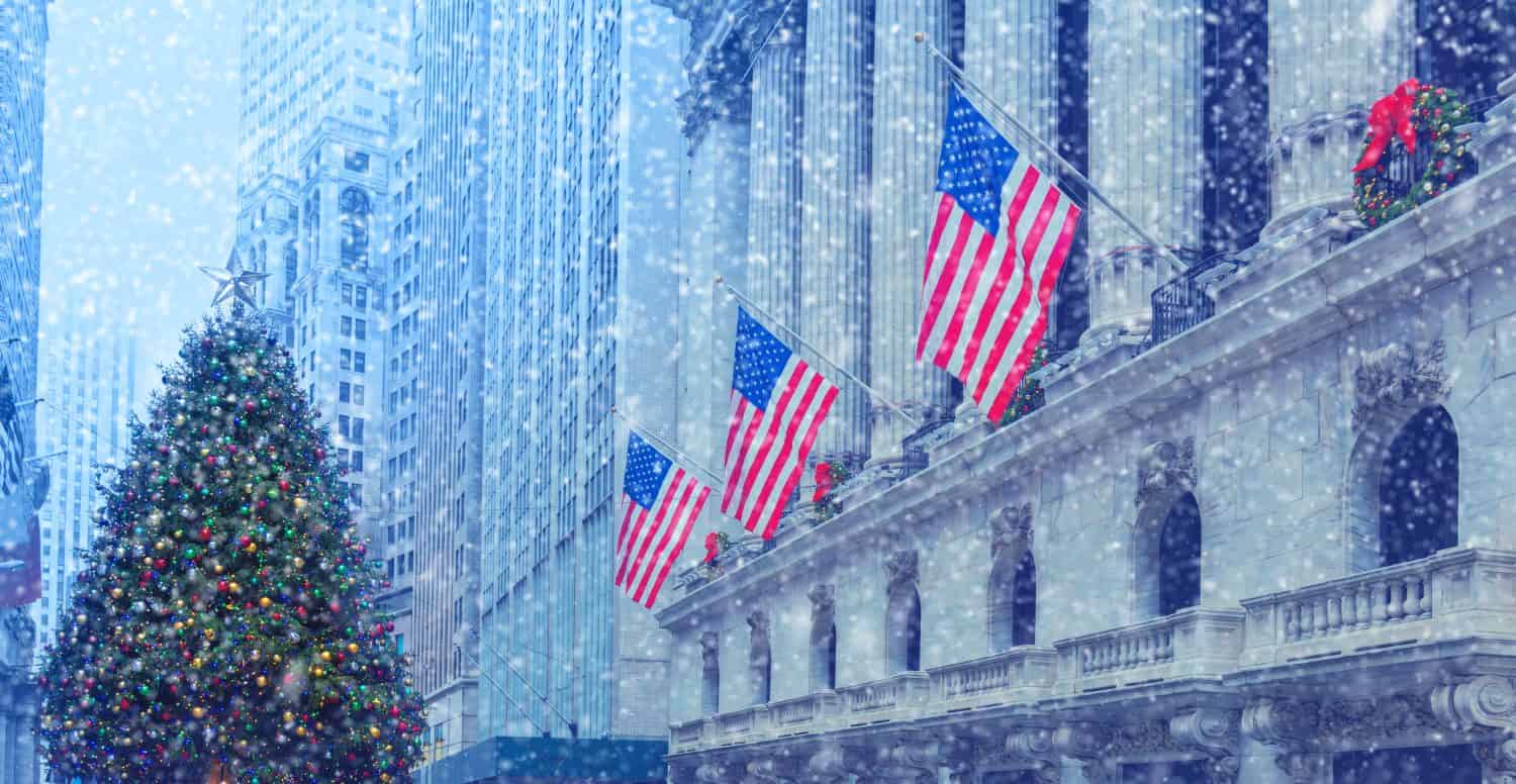 Famosa Wall Street a New York City, periodo natalizio e decorazioni, neve invernale, New York, Stati Uniti
