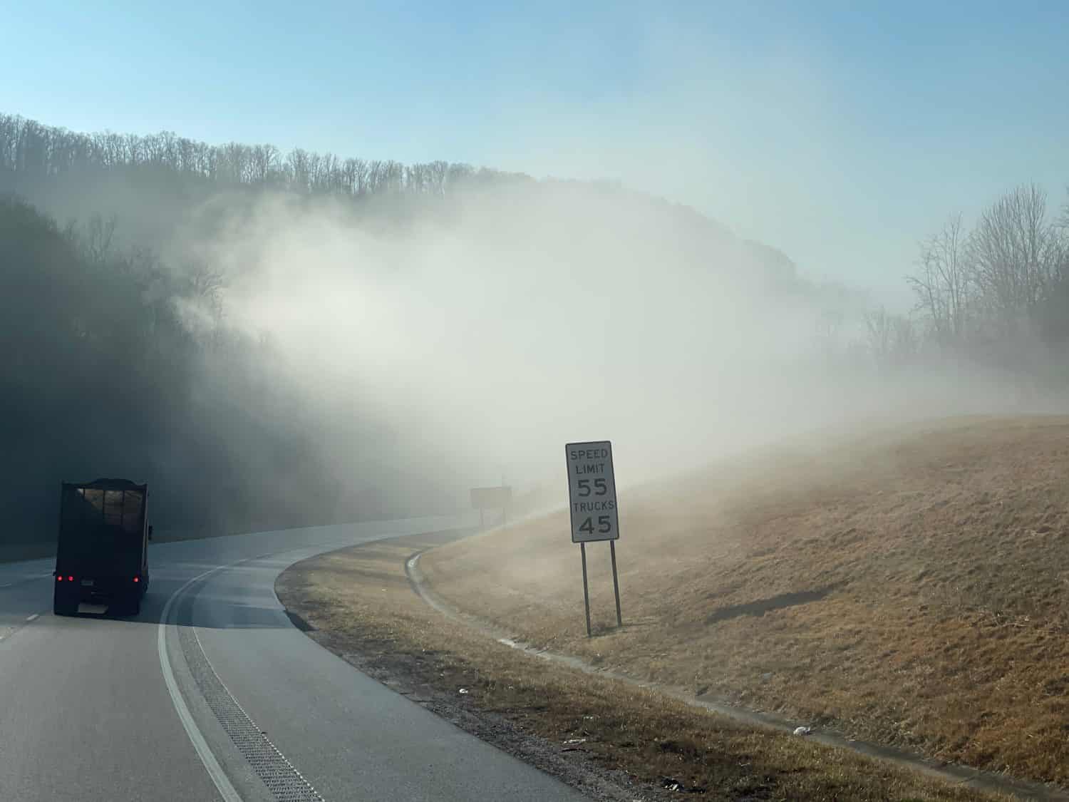 Banco di nebbia che si forma sulla strada nell'Interstate 24 del Tennessee