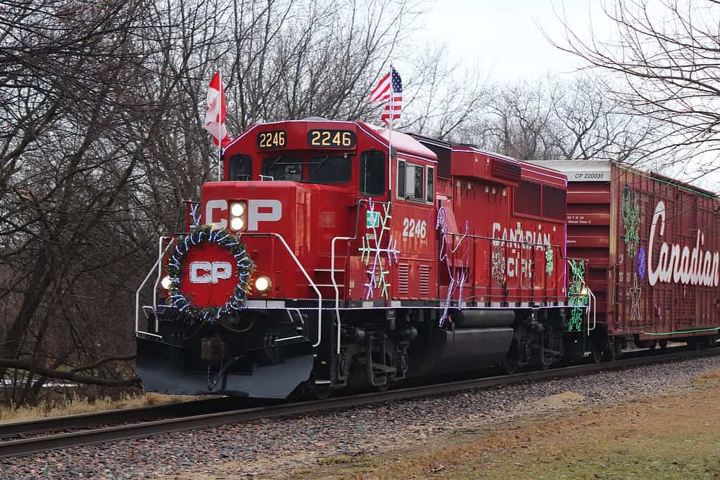 Un treno decorato per le vacanze a Pingree Grove, IL